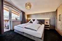 Modern eingerichtetes Schlafzimmer mit einem Boxspringbett ausgestattet im Deluxe Apartment an der Zugspitze